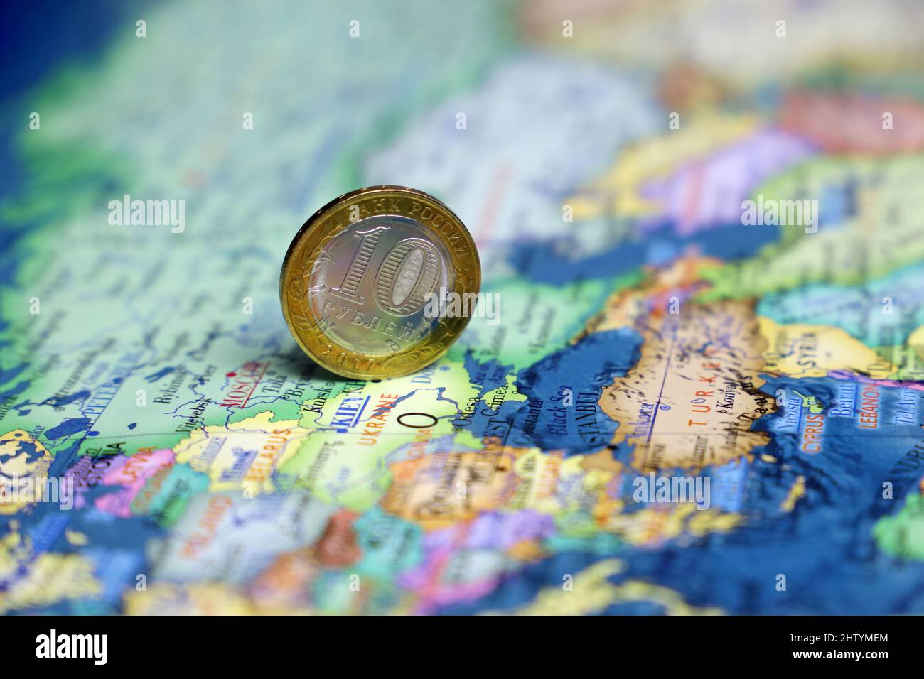 Roubles russes pièce sur la carte de l'Ukraine et de la Russie. Concept de soutien russe de Donbass Banque D'Images