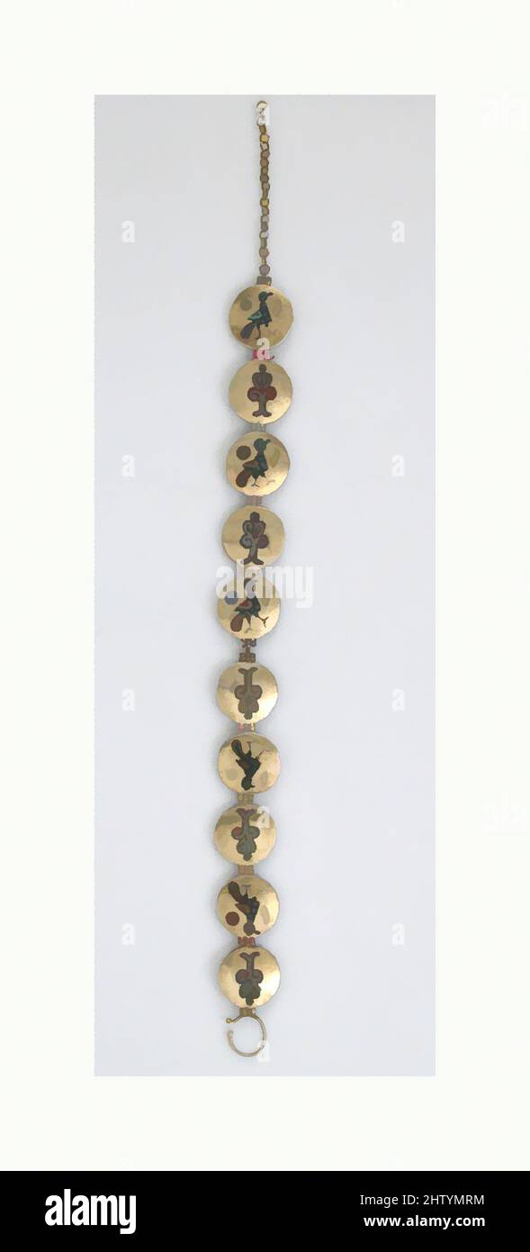 Art inspiré par la chaîne avec les oiseaux et les arbres de la vie, 1000–1200, fait à Kiev (probablement), Kievan Rus', émail cloisonné, or, total: 12 7/16 x 13/16 x 1/8 po. (31,6 x 2,1 x 0,3 cm), des chaînes d'émaux-cloisonnés, appelées riazni, ont été créées à partir de petits médaillons d'émail cloisonnés. The, Classic œuvres modernisées par Artotop avec une touche de modernité. Formes, couleur et valeur, impact visuel accrocheur sur l'art émotions par la liberté d'œuvres d'art d'une manière contemporaine. Un message intemporel qui cherche une nouvelle direction créative. Artistes qui se tournent vers le support numérique et créent le NFT Artotop Banque D'Images