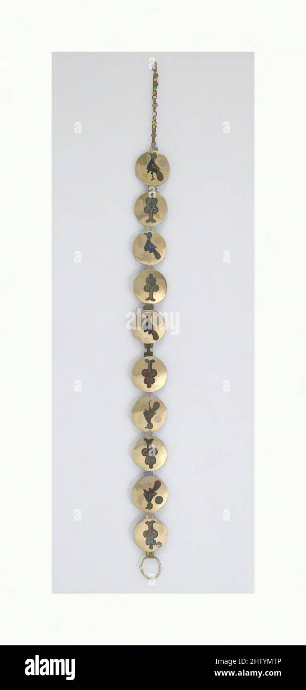Art inspiré par la chaîne avec les oiseaux et les arbres de la vie, 1000–1200, fait à Kiev (probablement), Kievan Rus', émail cloisonné, or, total: 12 7/16 x 13/16 x 1/8 po. (31,6 x 2,1 x 0,3 cm), des chaînes d'émaux-cloisonnés, appelées riazni, ont été créées à partir de petits médaillons d'émail cloisonnés. The, Classic œuvres modernisées par Artotop avec une touche de modernité. Formes, couleur et valeur, impact visuel accrocheur sur l'art émotions par la liberté d'œuvres d'art d'une manière contemporaine. Un message intemporel qui cherche une nouvelle direction créative. Artistes qui se tournent vers le support numérique et créent le NFT Artotop Banque D'Images