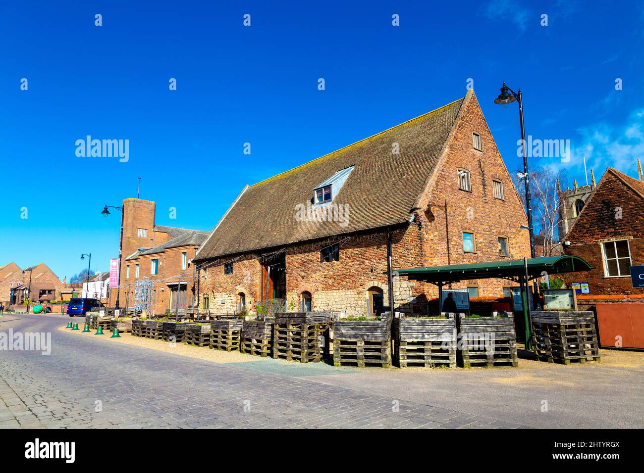 Marriott's Warehouse - entrepôt de maïs, de sel et de vin datant de 16th siècles transformé en restaurant, café et galerie, South Quay, King's Lynn, Angleterre, ROYAUME-UNI Banque D'Images Marriott's Warehouse - entrepôt de maïs, de sel et de vin datant de 16th siècles transformé en restaurant, café et galerie, South Quay, King's Lynn, Angleterre, ROYAUME-UNI Banque D'Images