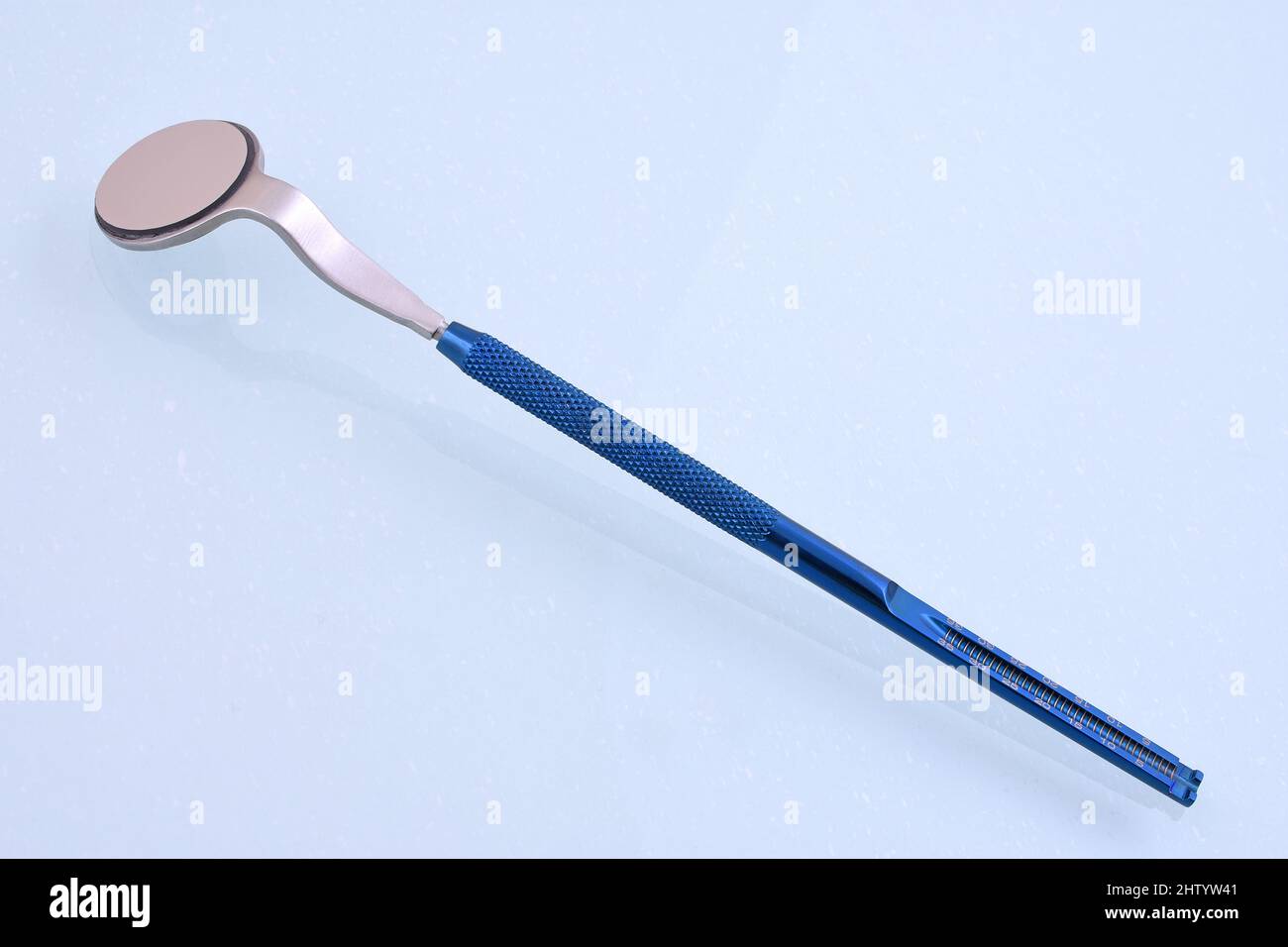 endo bouche miroir dentaire bleu enduit de règle Banque D'Images