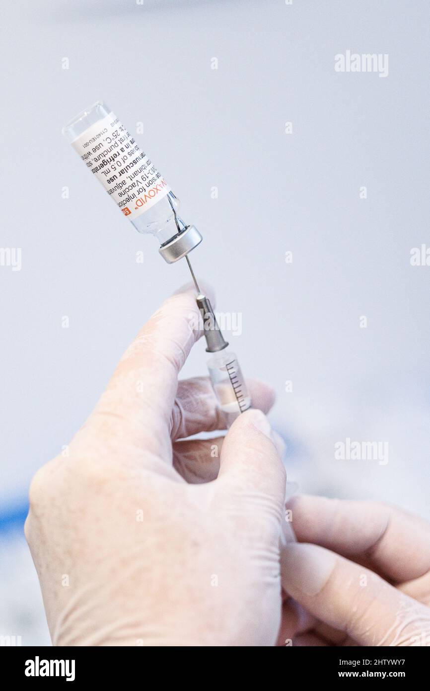Freising, Allemagne. 03rd mars 2022. Une infirmière prélève le vaccin Nuvaxovid du fabricant Novavax sur une seringue au centre de vaccination de Freising. Credit: Matthias balk/dpa/Alay Live News Banque D'Images