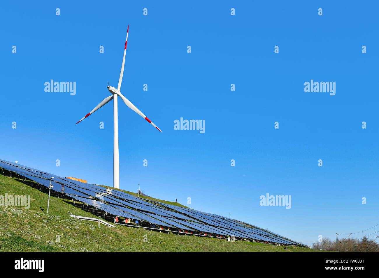 Karlsruhe, Allemagne - février 2022 : énergie éolienne et solaire renouvelable. Éolienne à côté du système photovoltaïque sur la colline Banque D'Images