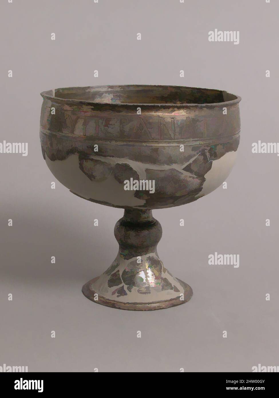 Art inspiré par Chalice, 6th siècles, 20th restaurations siècle, fabriqué à Antioche, Syrie, Syrien, argent, dorure, total : 7 3/8 x 7 1/16 po (18,7 x 17,9 cm), Metalwork-Silver, le pied haut et la grande tasse de ce travail élégant sont des caractéristiques typiques des calices utilisés dans les débuts, les œuvres classiques modernisées par Artotop avec un peu de modernité. Formes, couleur et valeur, impact visuel accrocheur sur l'art émotions par la liberté d'œuvres d'art d'une manière contemporaine. Un message intemporel qui cherche une nouvelle direction créative. Artistes qui se tournent vers le support numérique et créent le NFT Artotop Banque D'Images