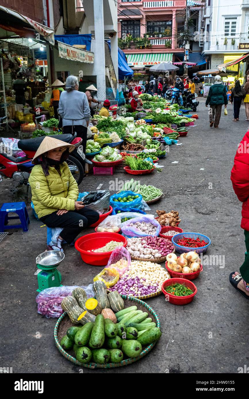 DALAT, LAM DONG, VIETNAM - 05 décembre 2019 : marché de rue d'Asie du Sud-est avant le déclenchement de la pandémie Covid-19. Banque D'Images