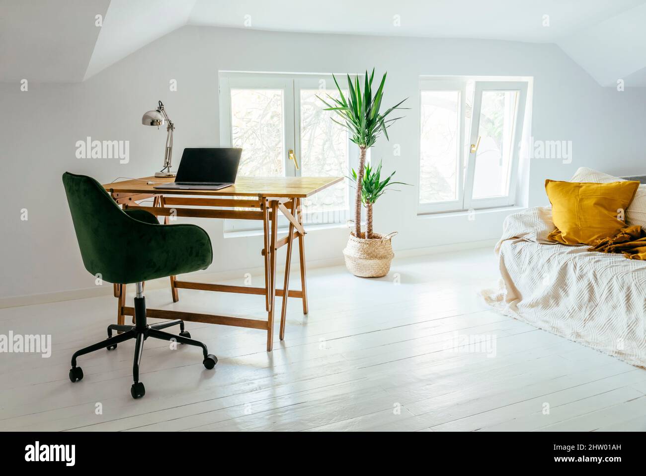 Décoration intérieure minimaliste d'un studio de style scandinave. Salon blanc dans le loft avec mobilier de luxe moderne. Canapé confortable, rétro avec Banque D'Images