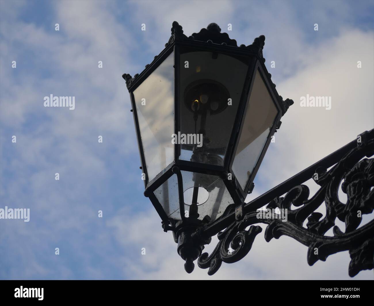 Vieux lanternes à gaz dans Kaiserswerth Allemagne bien entretenu et toujours utilisé, un ciel nuageux Banque D'Images