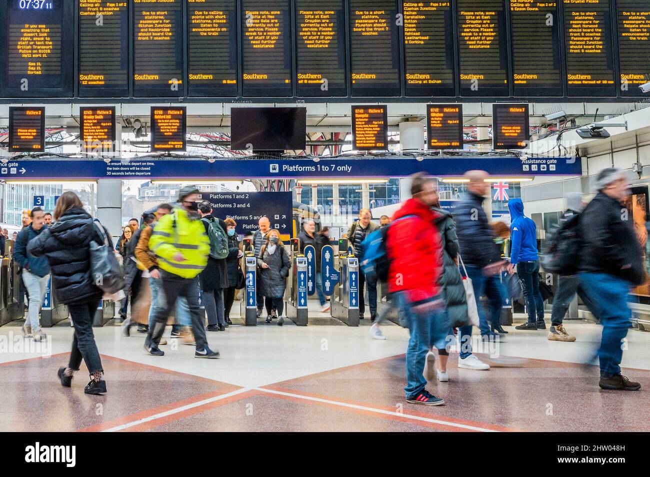 Londres, Royaume-Uni. 3rd mars 2022. La gare de Victoria est assez calme à l'heure de pointe - les navetteurs se rendent au travail le deuxième jour de la grève de métro qui a de nouveau fermé presque tout le réseau.Londres, Royaume-Uni. 3 mars 2022. Crédit : Guy Bell/Alay Live News Banque D'Images