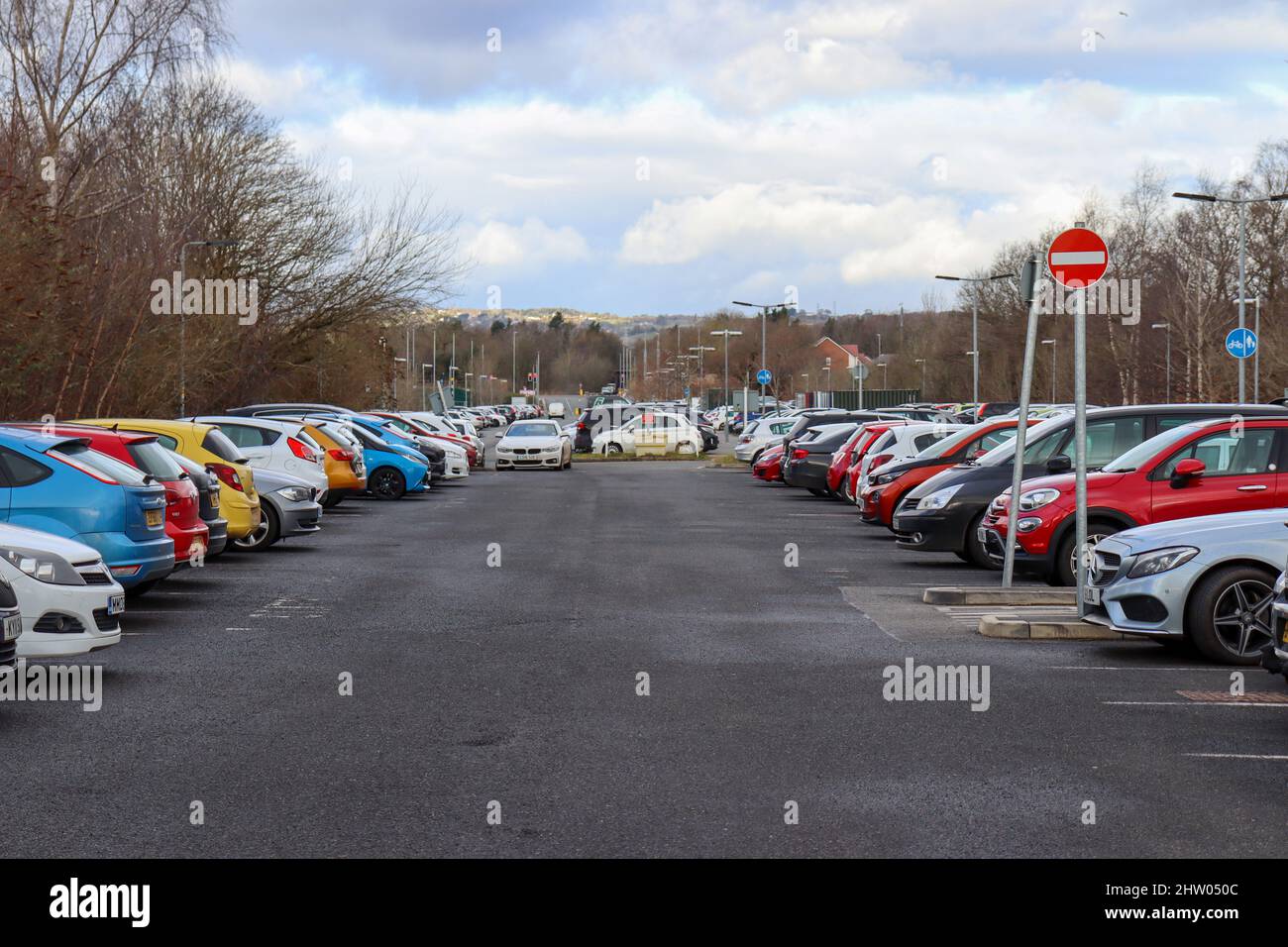 Parking plein de voitures à l'hôpital Wrexham Maelor de Wrexham Banque D'Images