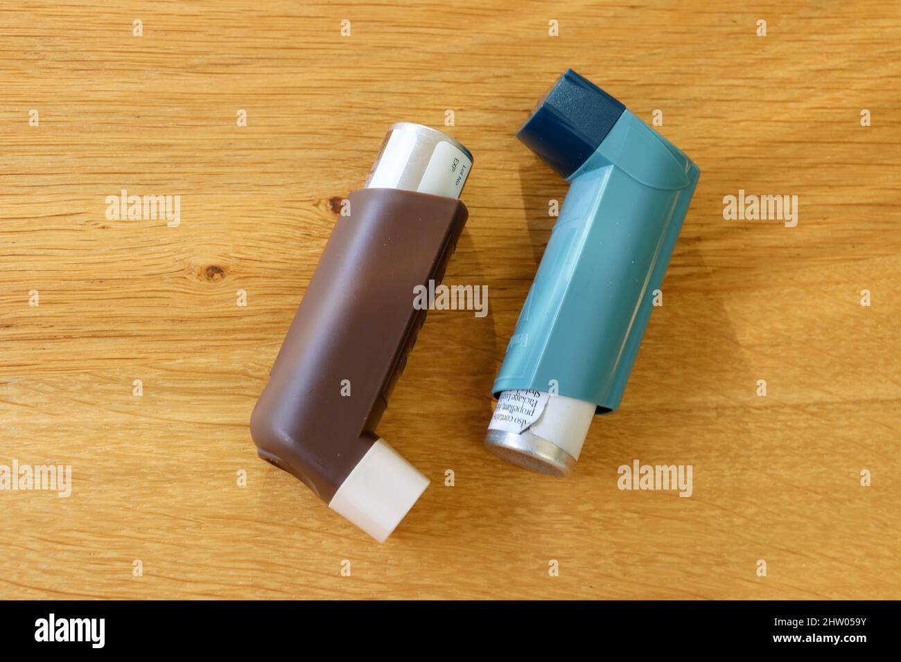 Inhaler bleu et brun pour les personnes souffrant d'asthme Banque D'Images