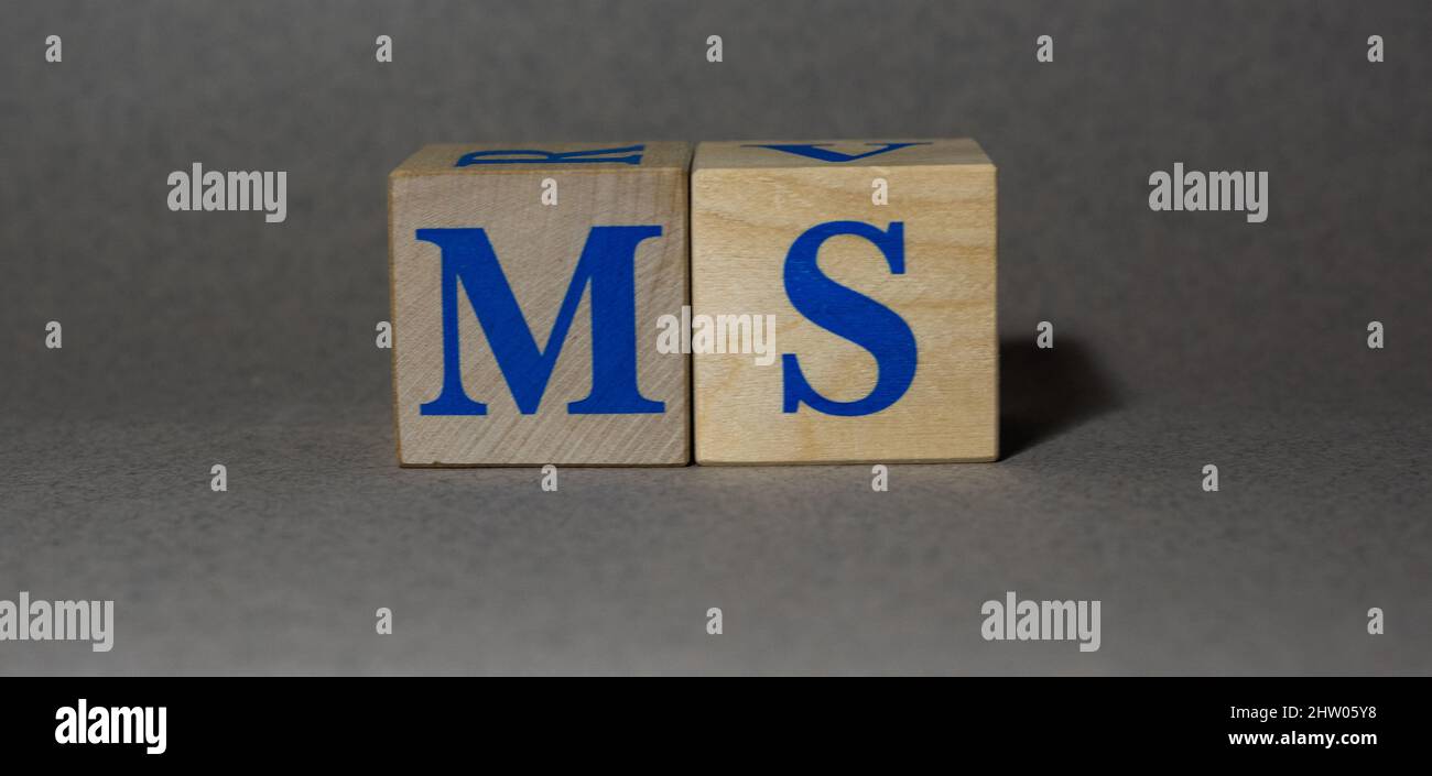 19 janvier 2022.New York, États-Unis.Symbole de stock Ticker de Morgan Stanley MS, en cubes de bois, sur fond gris. Banque D'Images