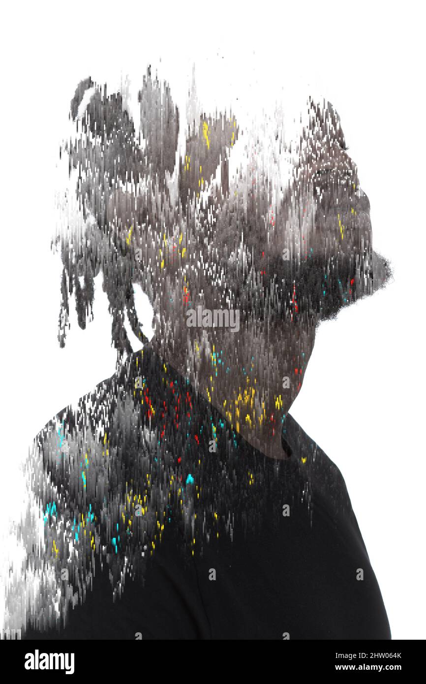 Un portrait noir et blanc d'un homme avec une distorsion visuelle colorée. Banque D'Images
