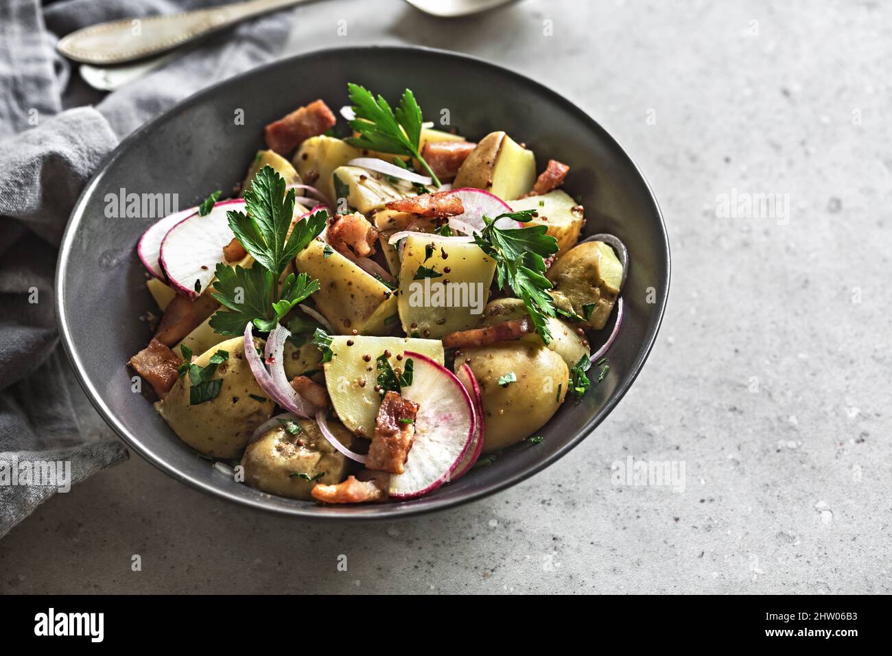 Pomme de terre au bacon, salade de radis dans un bol Banque D'Images