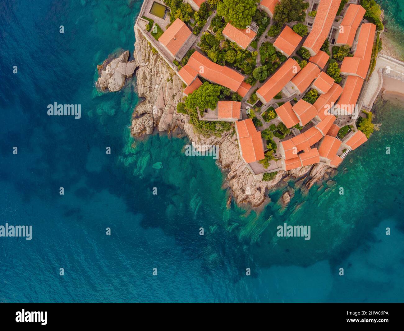 Aérophotographie. Vue depuis un drone volant. Vue panoramique sur l'île de Sveti Stefan à Budva en une belle journée d'été, au Monténégro. Vue de dessus. Magnifique Banque D'Images
