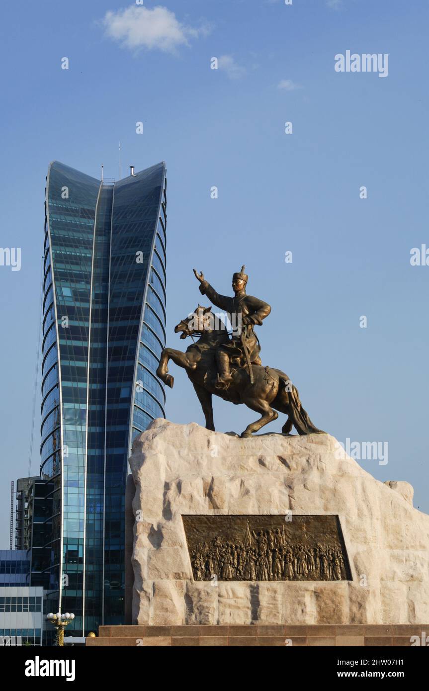 Ciel bleu et statue de Sukhbaatar sur la place de Sukhbaatar, Oulan Baatar, Mongolie Banque D'Images
