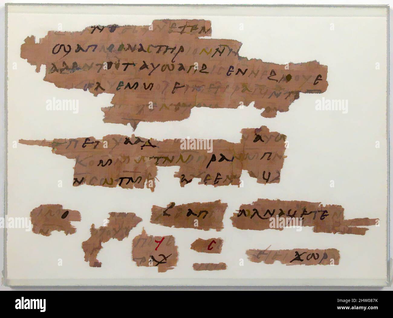 Art inspiré de fragments de Papyri, 7th siècle, fabriqué en Égypte byzantine, copte, papyrus et encre, encadré : 5 7/8 x 8 1/16 po. (14,9 x 20,4 cm), Papyrus, oeuvres classiques modernisées par Artotop avec une touche de modernité. Formes, couleur et valeur, impact visuel accrocheur sur l'art émotions par la liberté d'œuvres d'art d'une manière contemporaine. Un message intemporel qui cherche une nouvelle direction créative. Artistes qui se tournent vers le support numérique et créent le NFT Artotop Banque D'Images