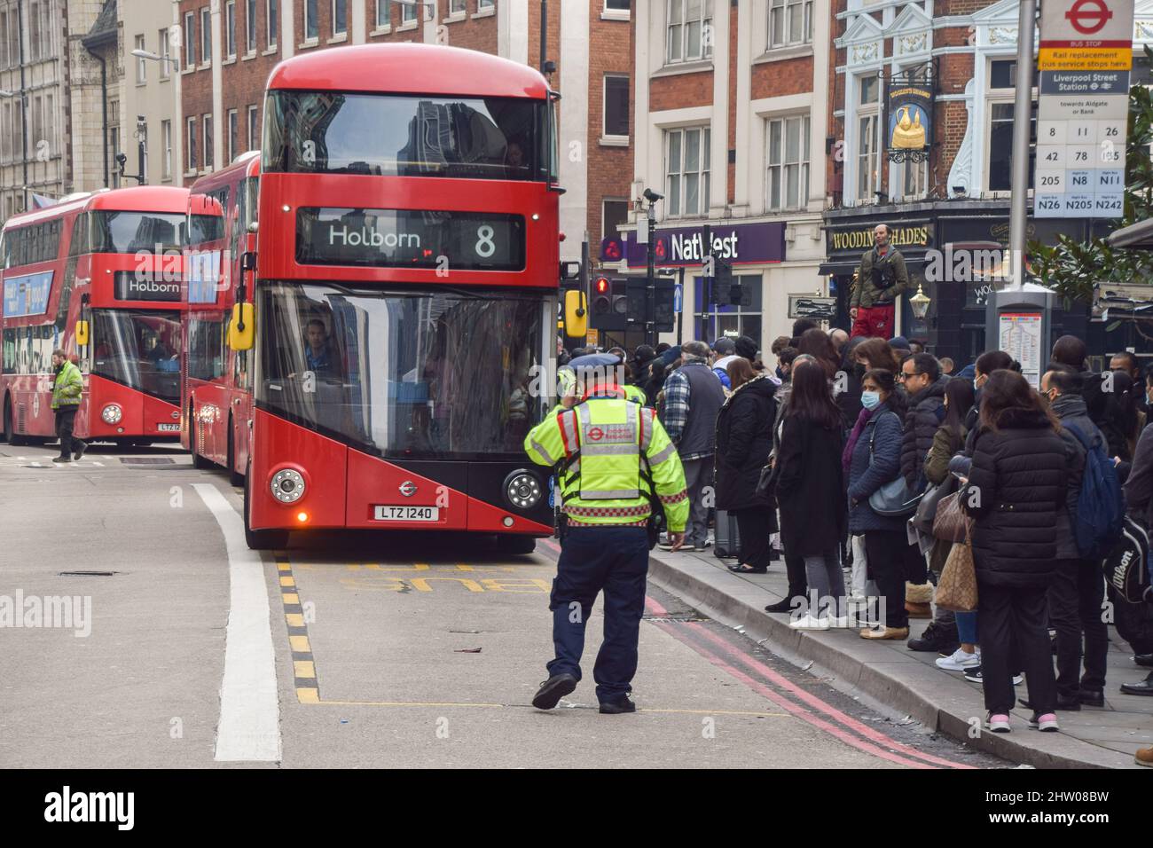 Londres, Royaume-Uni. 3rd mars 2022. Une grande foule de gens attendent à un arrêt de bus devant la gare de Liverpool Street Station, alors que le deuxième jour de grève de métro provoque le chaos dans les voyages dans la capitale. Les membres du Syndicat des chemins de fer, des Maritimes et des Transports (RMT) organisent une grève pour des emplois, des conditions de travail et de la rémunération. Credit: Vuk Valcic / Alamy Live News Banque D'Images