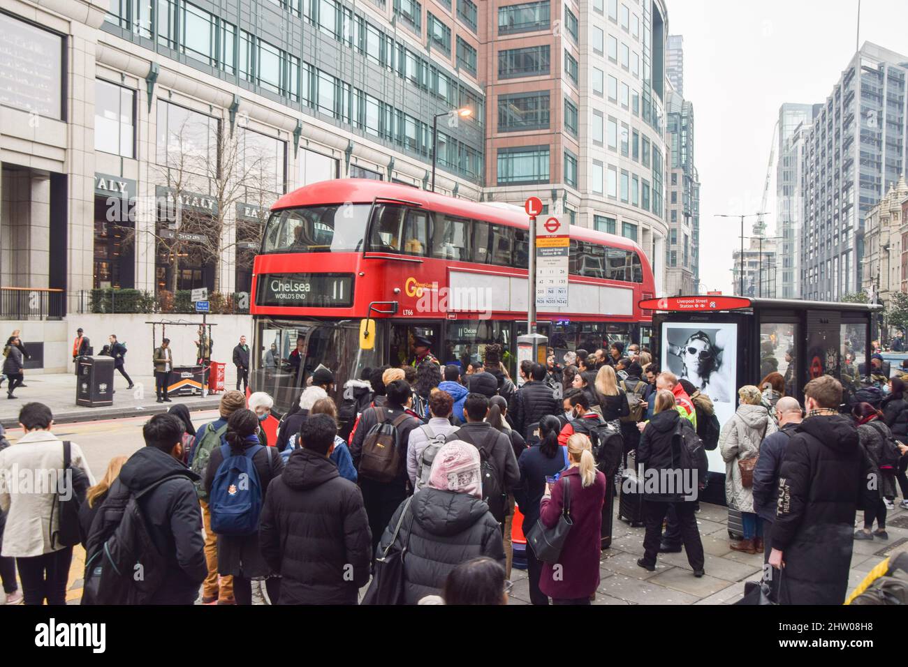 Londres, Royaume-Uni. 3rd mars 2022. Une grande foule de gens attendent à un arrêt de bus devant la gare de Liverpool Street Station, alors que le deuxième jour de grève de métro provoque le chaos dans les voyages dans la capitale. Les membres du Syndicat des chemins de fer, des Maritimes et des Transports (RMT) organisent une grève pour des emplois, des conditions de travail et de la rémunération. Credit: Vuk Valcic / Alamy Live News Banque D'Images