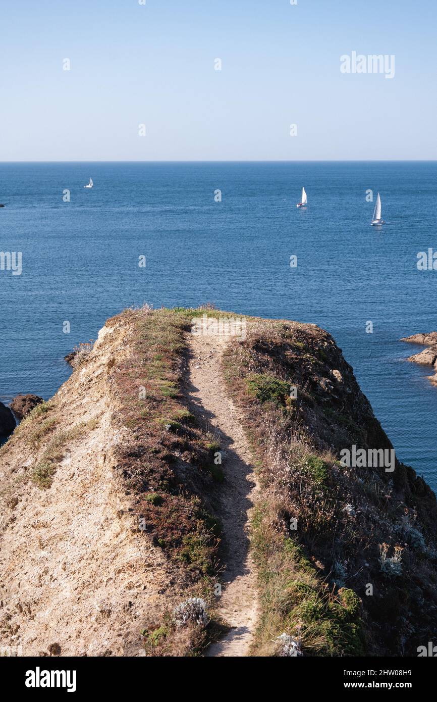 Un sentier mène à un point de vue sur un rocher sur la côte de l'île de Belle-ile-en-Mer. Banque D'Images