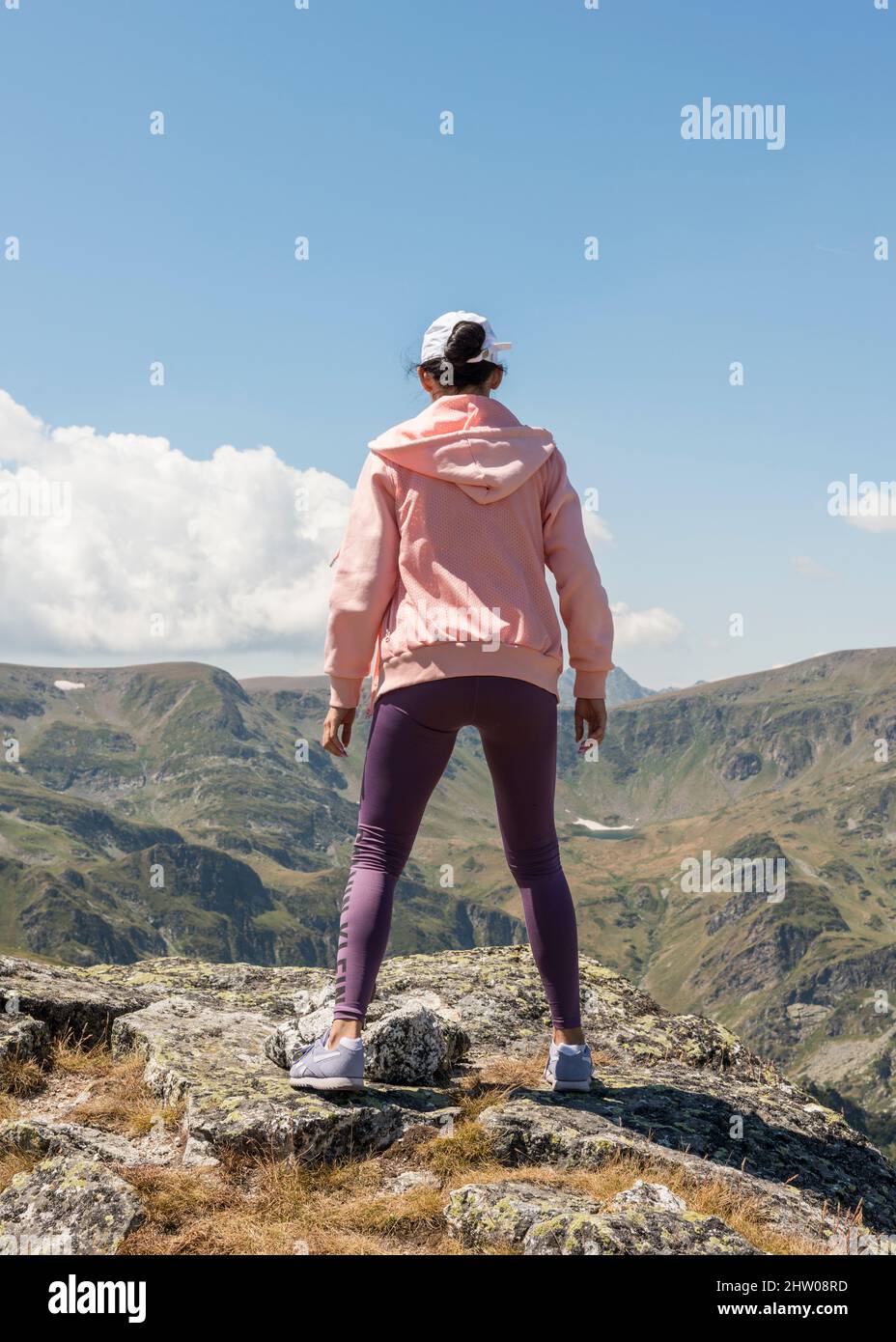 Vue arrière d'une rancheuse femelle se tenant au pic Ushite surplombant la crête de Malyovitsa dans le parc national de Rila, montagne de Rila, Bulgarie, Europe Banque D'Images