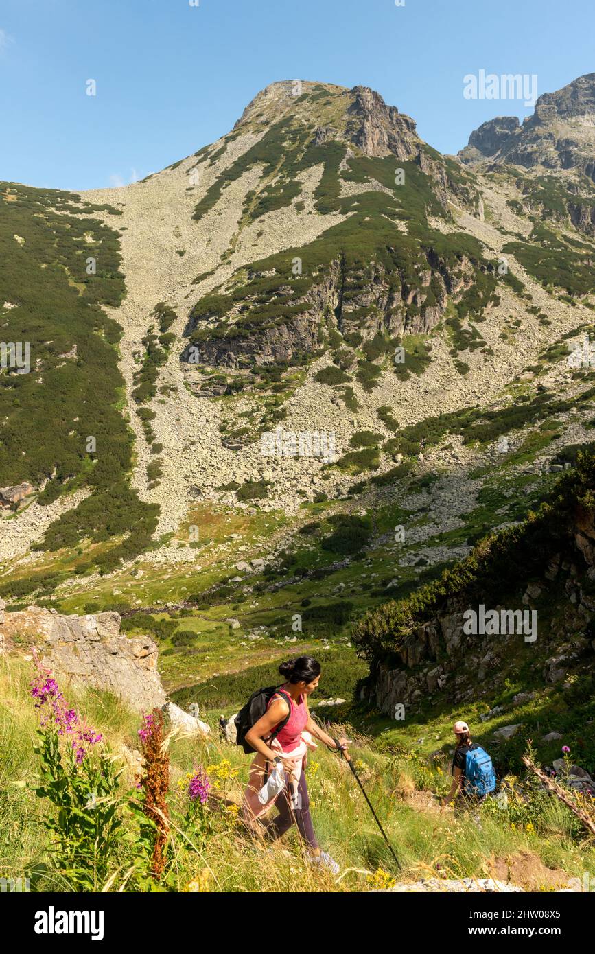 Une rancheuse femelle descend sur un sentier escarpé à la crête de Malyovitsa dans le parc national de Rila, montagne de Rila, Bulgarie, Europe Banque D'Images