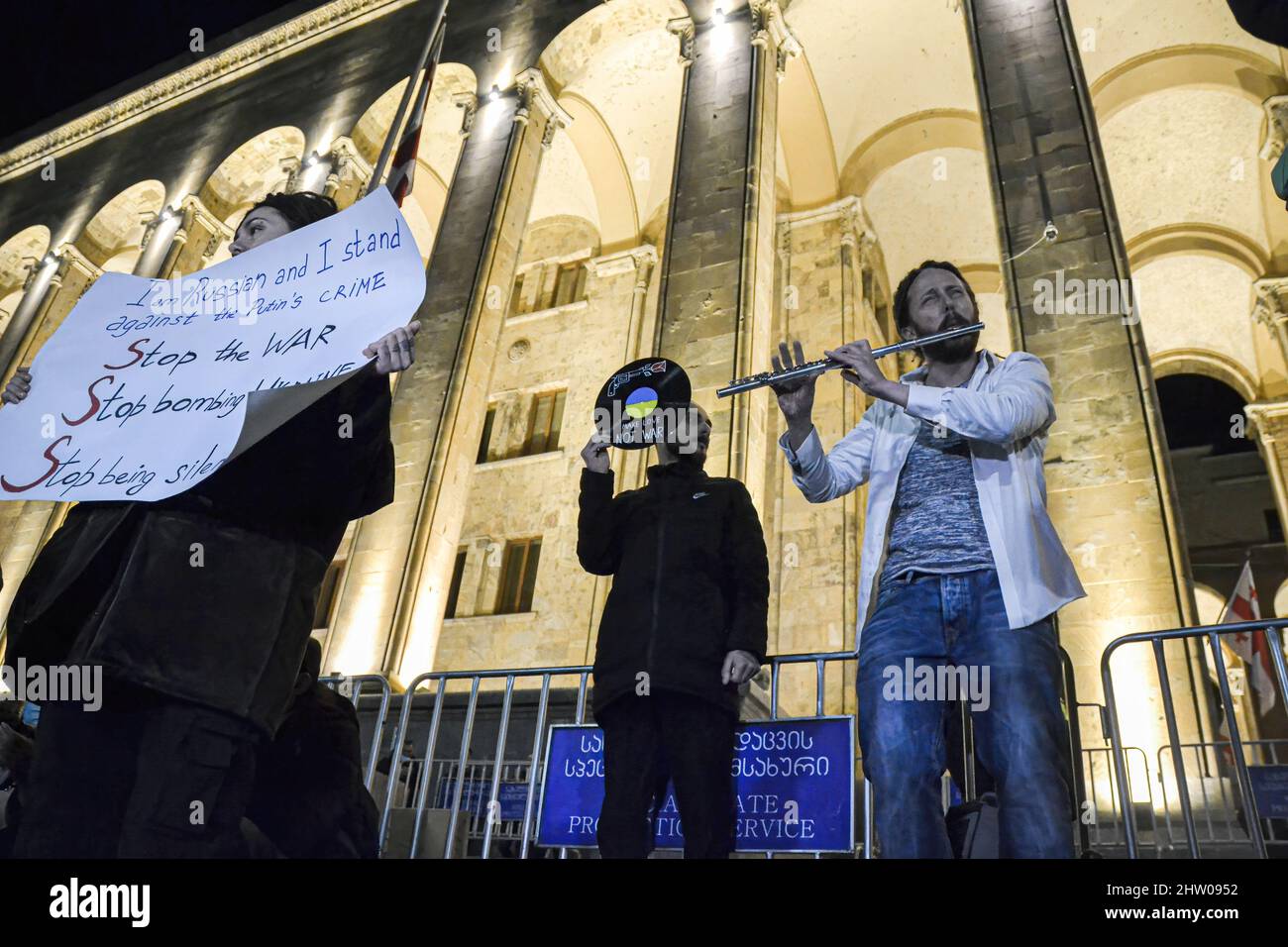 Tbilissi, Géorgie. 02nd mars 2022. Un manifestant joue l'hymne ukrainien à la flûte lors d'un rassemblement en faveur des Ukrainiens. Des manifestants se sont rassemblés devant le Parlement de Tbilissi dans un rassemblement pour soutenir le peuple ukrainien, où ils ont également livré des dons d'information sur la nourriture, les médicaments, les vêtements, les lits pour aider les Ukrainiens. Crédit : SOPA Images Limited/Alamy Live News Banque D'Images