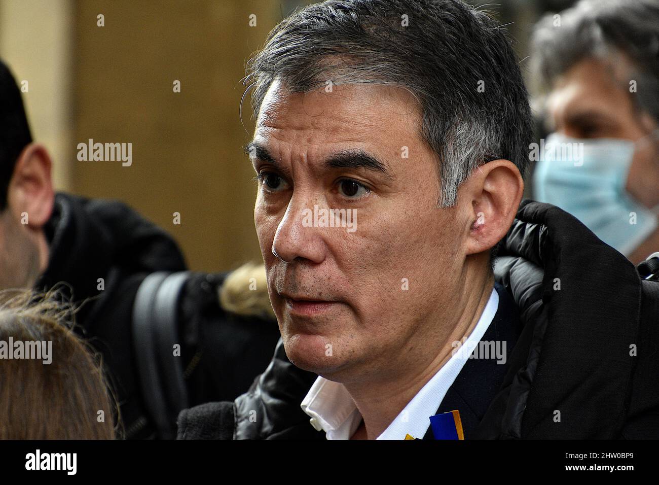 Marseille, France. 02nd mars 2022. Olivier Faure, le premier secrétaire du Parti socialiste (PS) qui soutient Anne Hidalgo, candidate à l'élection présidentielle de 2022, quitte la mairie de Marseille après sa visite. Crédit : SOPA Images Limited/Alamy Live News Banque D'Images