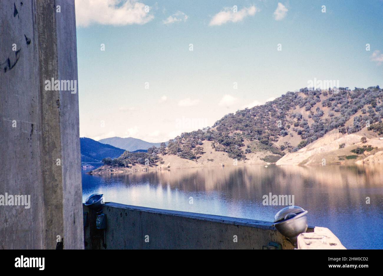 Barrage et réservoir considérés comme le lac Eildon, Victoria, Australie 1956 Banque D'Images