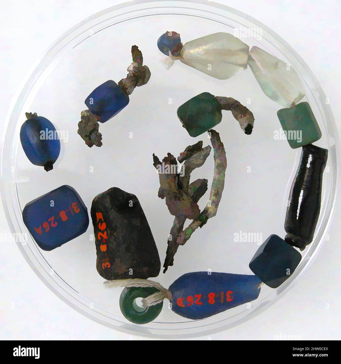 Art inspiré par des perles et des fragments de cordes, 4th siècle, fait à Kharga Oasis, Égypte byzantine, copte, verre, corde, Stockage (boîte de Petri diam.) : 2 5/16 po. (5,9 cm), perles de verre, oeuvres classiques modernisées par Artotop avec une touche de modernité. Formes, couleur et valeur, impact visuel accrocheur sur l'art émotions par la liberté d'œuvres d'art d'une manière contemporaine. Un message intemporel qui cherche une nouvelle direction créative. Artistes qui se tournent vers le support numérique et créent le NFT Artotop Banque D'Images