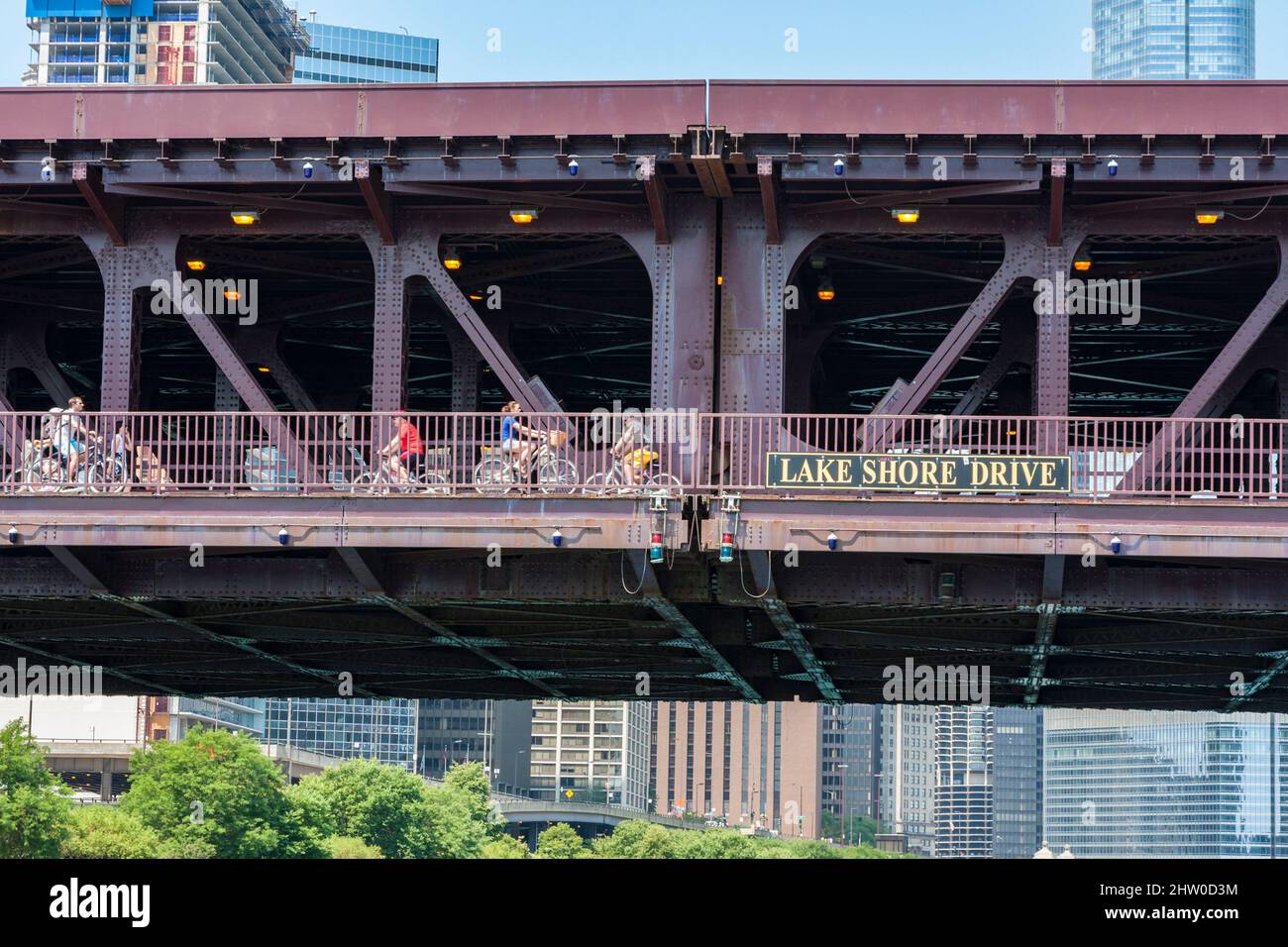 Chicago, Illinois. Cyclistes traversant la rivière Chicago sur le pont Lake Shore Drive. Banque D'Images