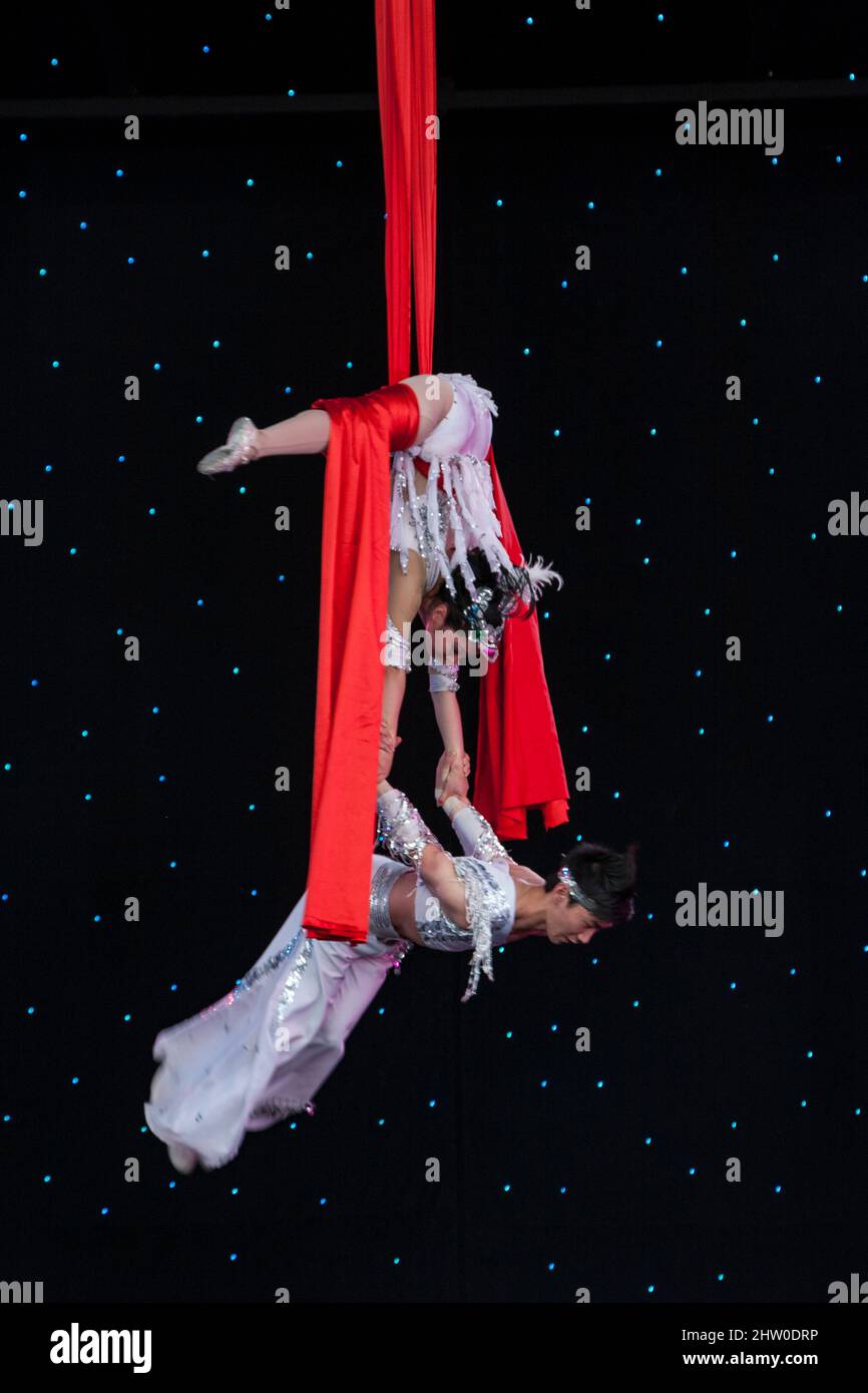Cirque acrobatie dans les airs Banque de photographies et d’images à ...