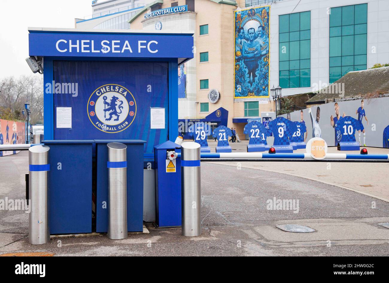 Londres, Royaume-Uni. 3rd mars 2022. Roman Abramovich à vendre le Chelsea football Club après l'avoir posséde pendant 19 ans. Il avait promis de donner de l'argent de la vente pour aider les victimes de la guerre en Ukraine Abramovich avait déclaré samedi qu'il donnerait la gérance et les soins de Chelsea à ses fiduciaires de fondation après l'invasion de l'Ukraine par la Russie. Des appels ont été lancés pour que des sanctions soient imposées à Abramovich. Le magnat suisse Hansjoerg Wyss a déclaré qu'il envisageait d'acheter le club. Crédit : Mark Thomas/Alay Live News Banque D'Images