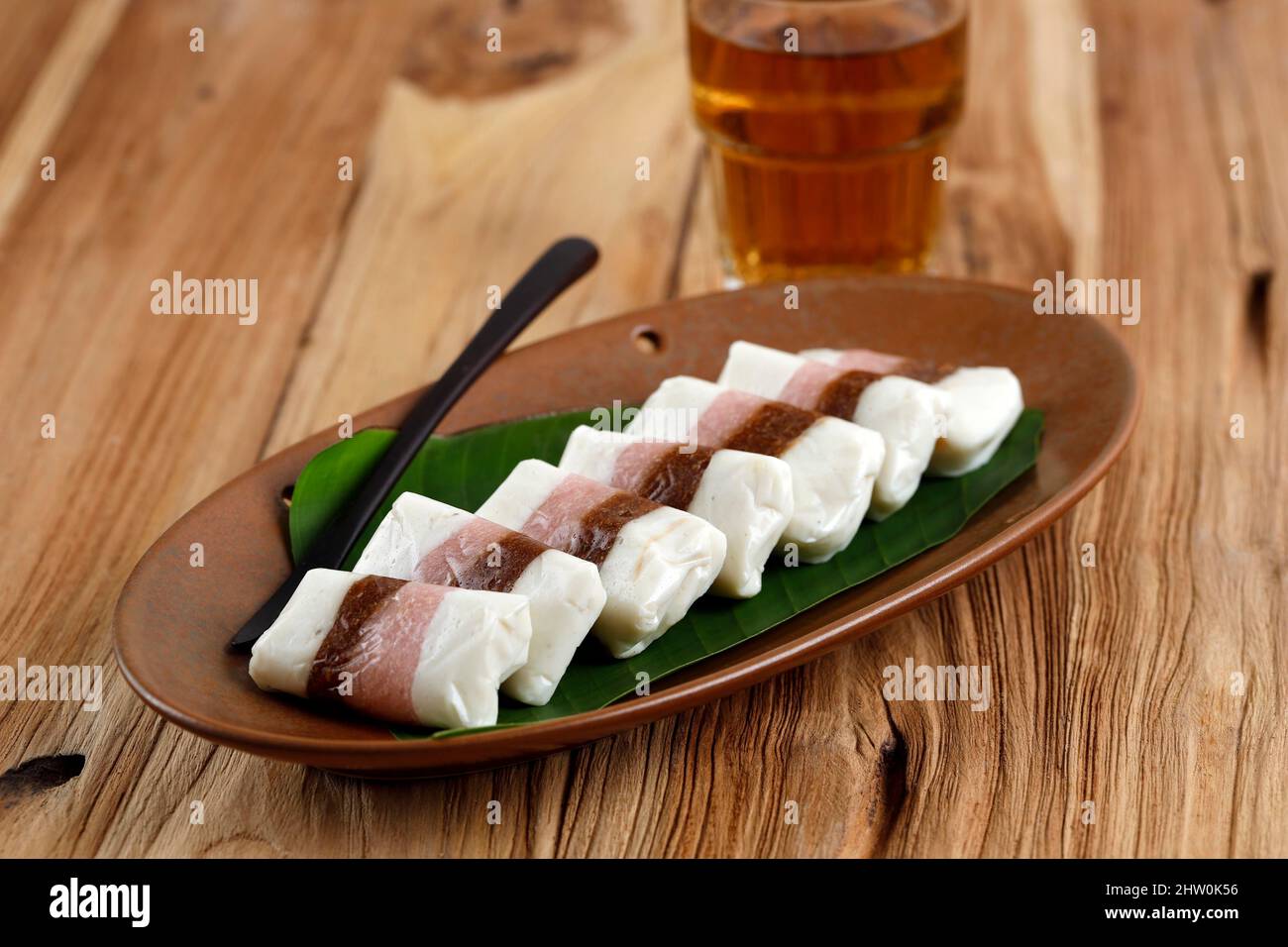 Getuk Tigna Warna ou Getuk Trio, en-cas javanais traditionnel sucré de Magelang. Un mélange de manioc, de sucre et de noix de coco Banque D'Images