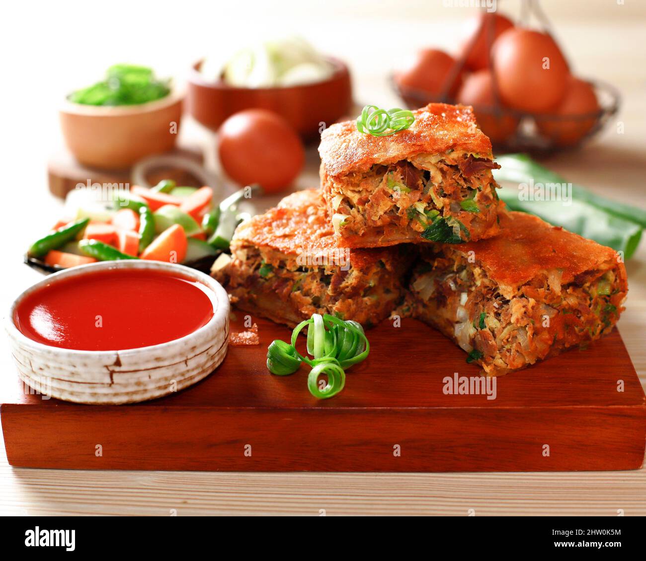 Indonésie cuisine traditionnelle de rue Martabak télur ou omelette murtabak, pâtisserie savoureuse poêlée farcie avec des œufs, de la viande et des épices à la sauce Rouge, Selec Banque D'Images