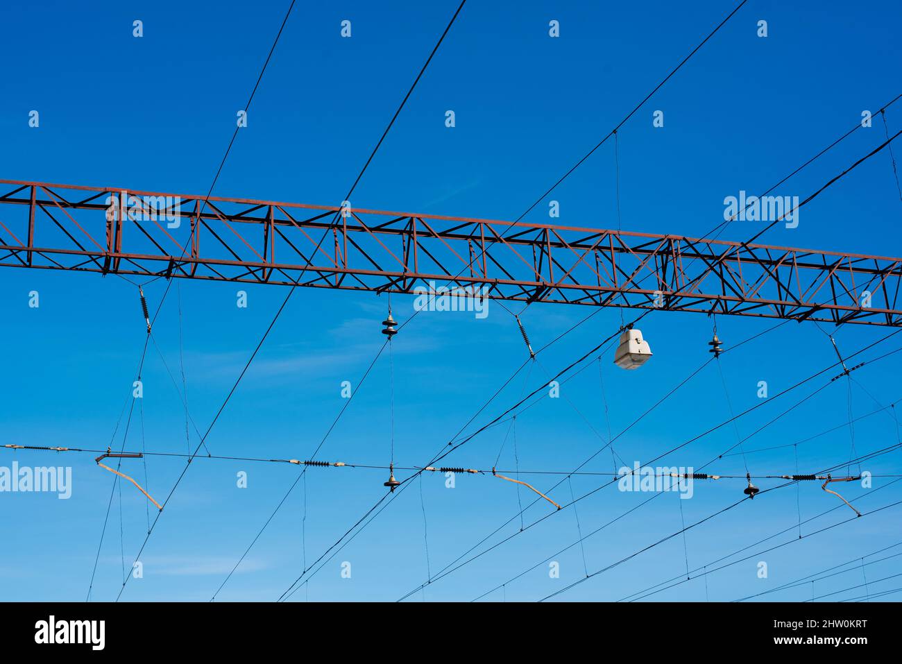 Lignes électriques aériennes et structures de maintien sous ciel bleu Banque D'Images