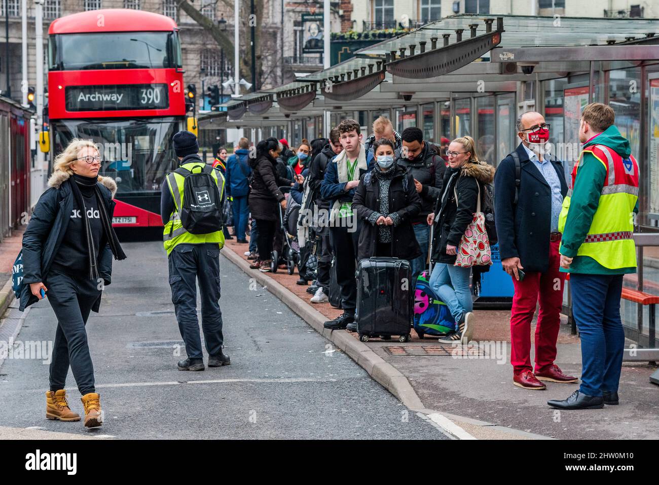 Londres, Royaume-Uni. 3rd mars 2022. De longues files d'attente pour les bus à Victoria en milieu de matinée tandis que le personnel de TfL essaie de souligner des alternatives - les navetteurs se déplacent pour travailler le deuxième jour de la grève de métro qui a de nouveau fermé presque tout le réseau. Crédit : Guy Bell/Alay Live News Banque D'Images