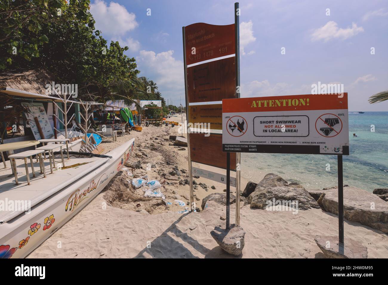 Vue sur la plage publique de l'île de Maafushi (atoll de Kaafu) Banque D'Images