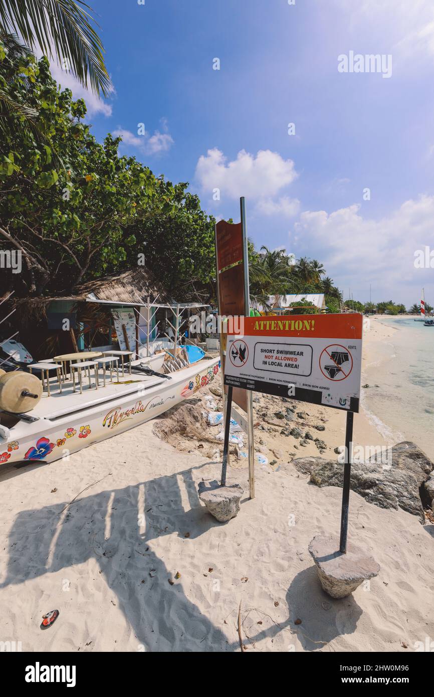 Vue sur la plage publique de l'île de Maafushi (atoll de Kaafu) Banque D'Images