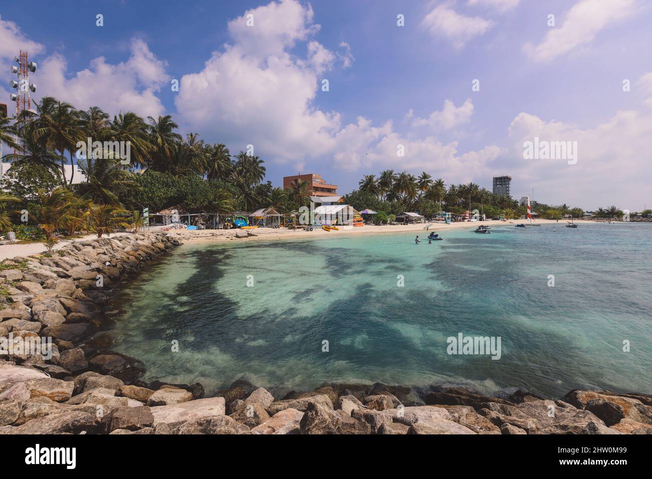 Vue sur la plage publique de l'île de Maafushi (atoll de Kaafu) Banque D'Images