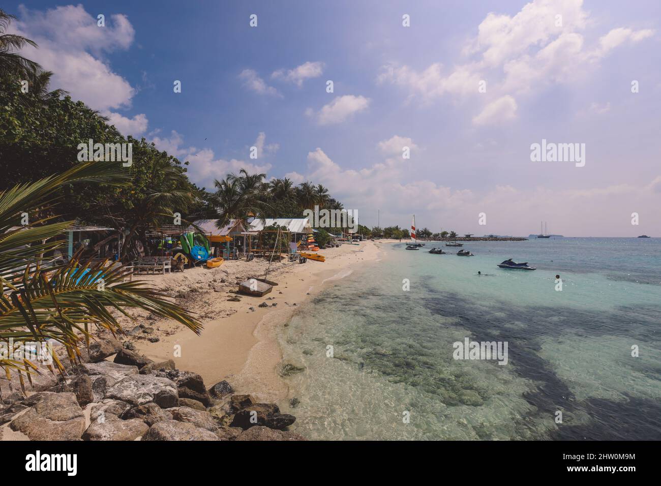 Vue sur la plage publique de l'île de Maafushi (atoll de Kaafu) Banque D'Images
