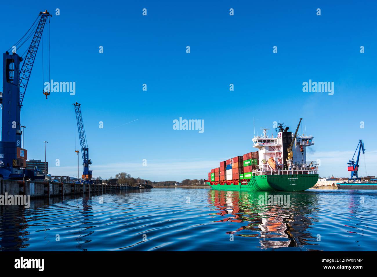 Der Containerfrachter Elbsummer im Nord-Ostsee-Kanal à Rendsburg Banque D'Images