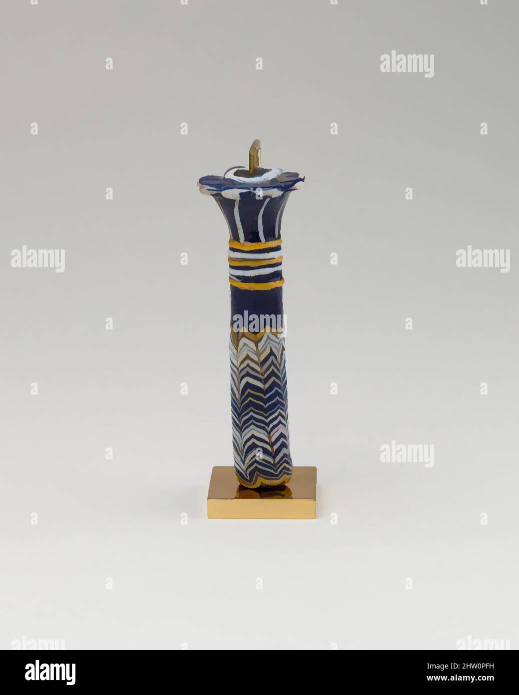 Art inspiré par Kohl tube, Nouveau Royaume, Ramesside, dynastie 19–20, env. 1295–1070 av. J.-C., d'Égypte, verre, H. 9,2 cm (3 5/8 in.), verrerie égyptienne, qui avait atteint un niveau élevé de virtuosité à la fin de la dynastie 18, a continué d'être pratiquée dans la période Ramesside; cependant, la qualité, œuvres classiques modernisées par Artotop avec un peu de modernité. Formes, couleur et valeur, impact visuel accrocheur sur l'art émotions par la liberté d'œuvres d'art d'une manière contemporaine. Un message intemporel qui cherche une nouvelle direction créative. Artistes qui se tournent vers le support numérique et créent le NFT Artotop Banque D'Images