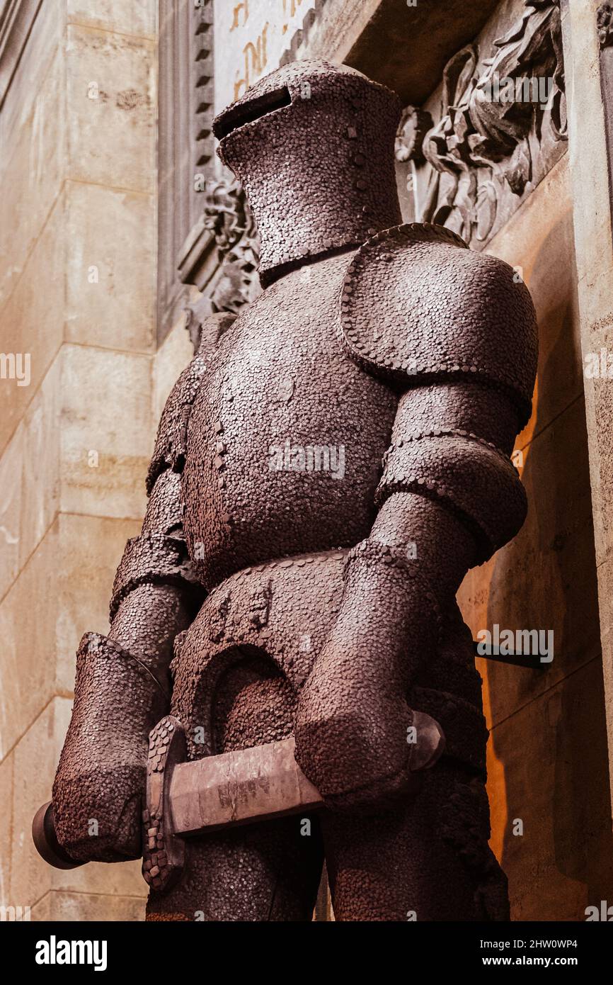 Défenseur Guardian concept, une statue de guerrier de chevalier de pierre tenant une épée se préparant à la bataille ou à protéger Banque D'Images