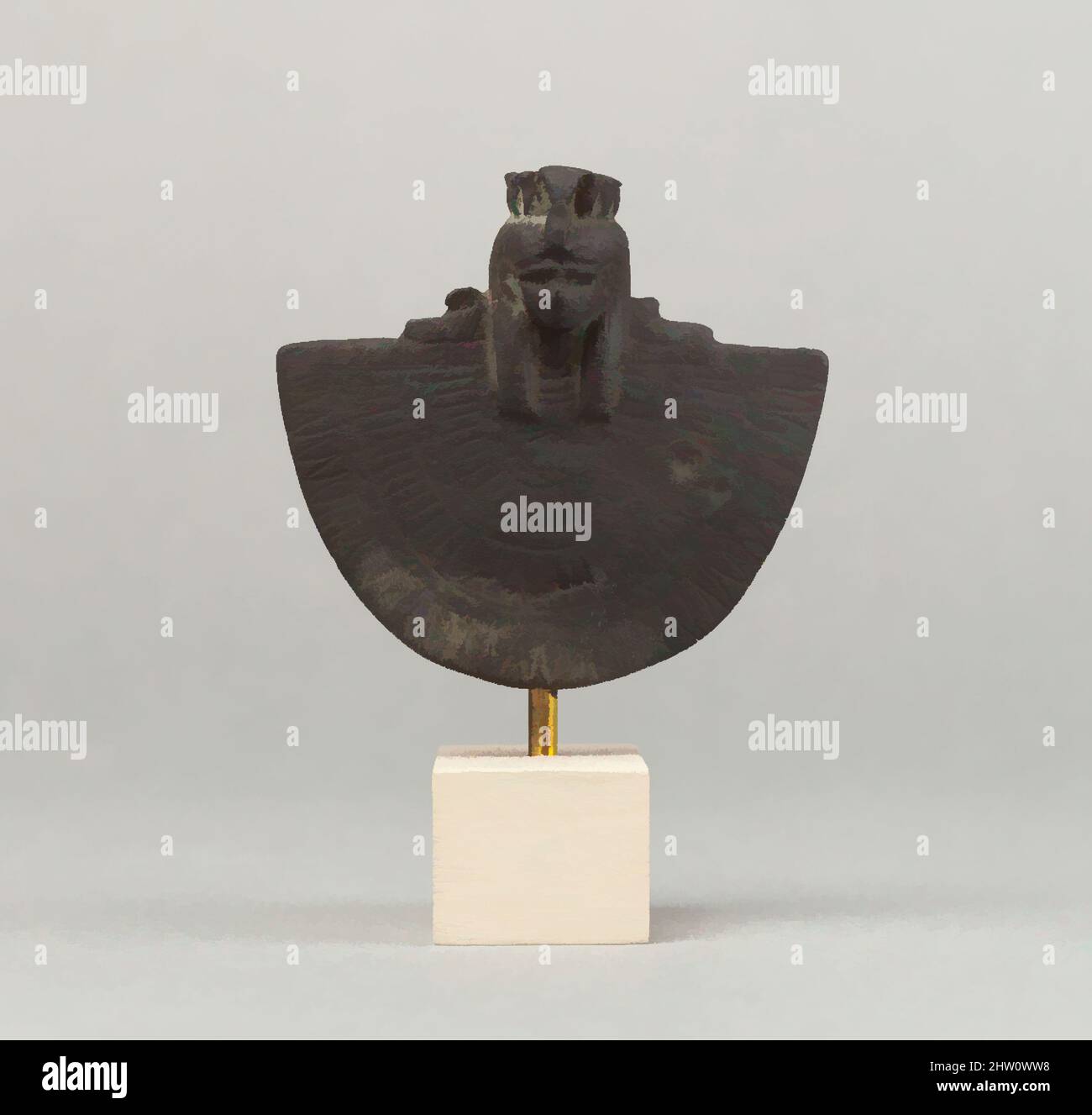 Art inspiré par Aegis d'une déesse femelle, période tardive–période Ptolemaic, 664–30 av. J.-C., d'Égypte, Cuprous Metal, H. 4,8 cm (1 7/8 po.); W. 5 cm (1 15/16 po.); D. 1,3 cm (1/2 po.), l'AEGIS est un objet qui comprend le buste d'une divinité avec un col large en dessous. Larges cols sont, les œuvres classiques modernisées par Artotop avec un peu de modernité. Formes, couleur et valeur, impact visuel accrocheur sur l'art émotions par la liberté d'œuvres d'art d'une manière contemporaine. Un message intemporel qui cherche une nouvelle direction créative. Artistes qui se tournent vers le support numérique et créent le NFT Artotop Banque D'Images