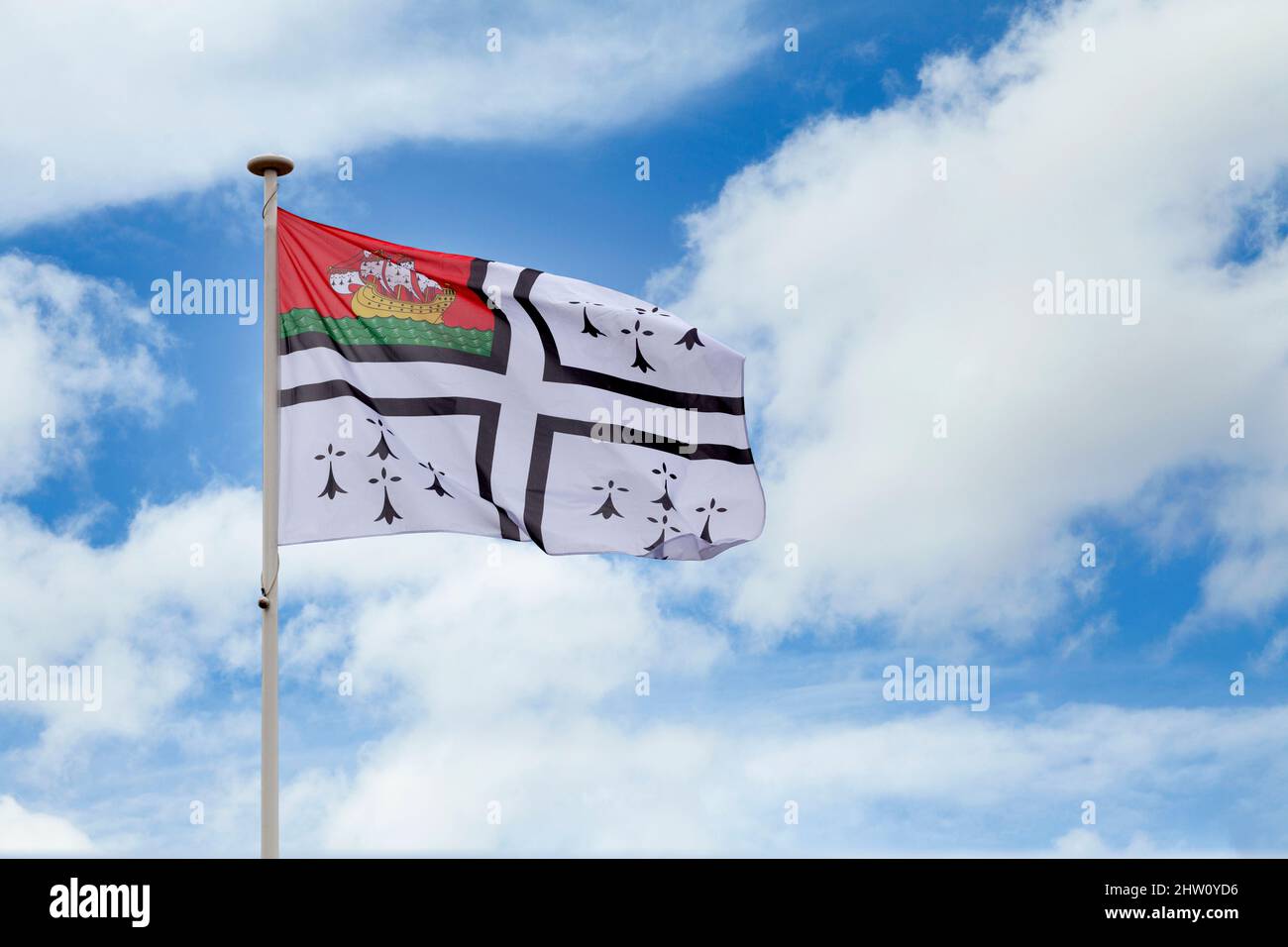 Drapeau de la ville de Nantes agitant en plein air. Banque D'Images
