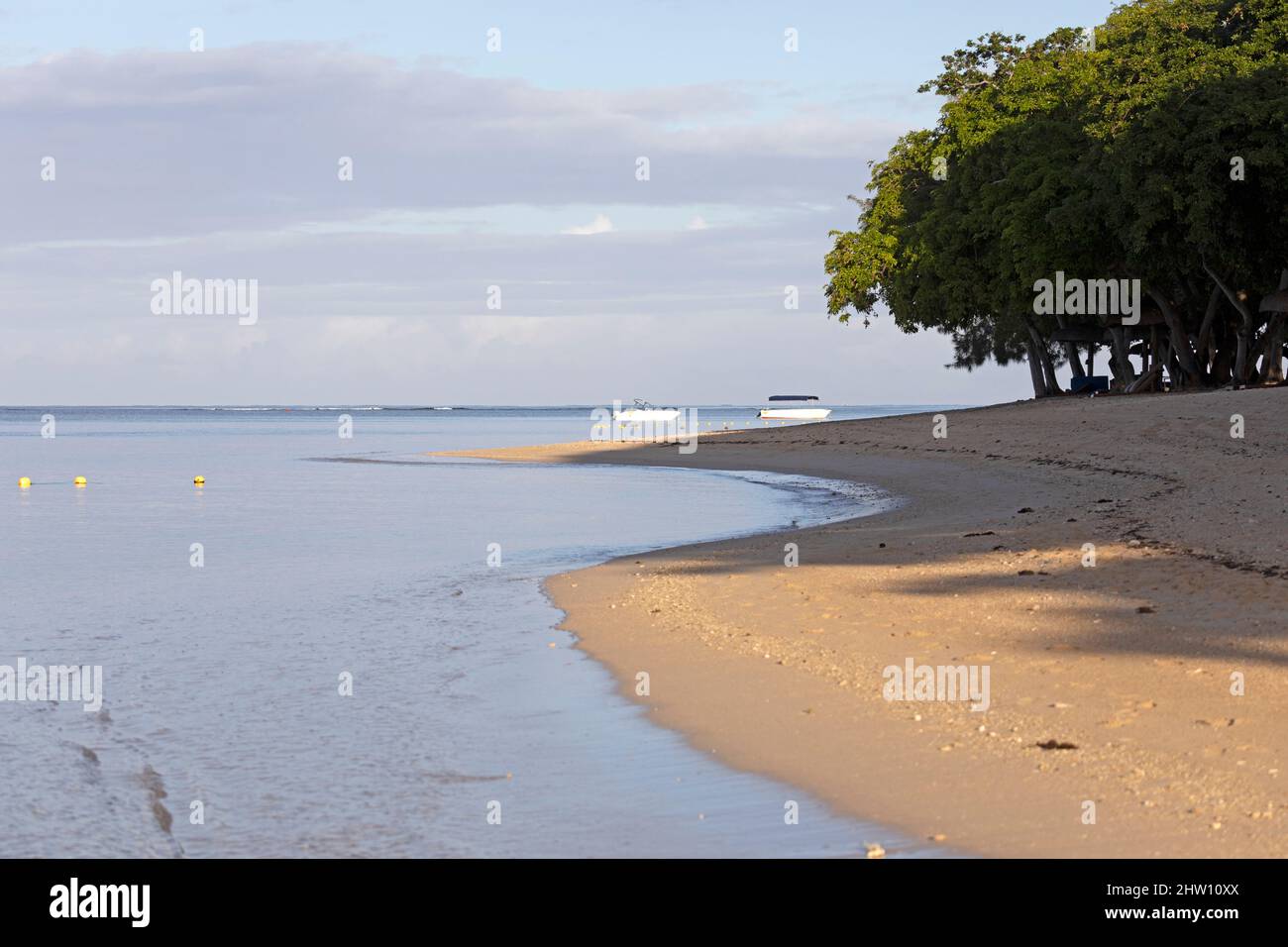 Plage lappée par l'eau de l'océan Indien à Flic an Flac à Maurice. La baie de Tamarin se lave contre la rive sablonneuse. Banque D'Images
