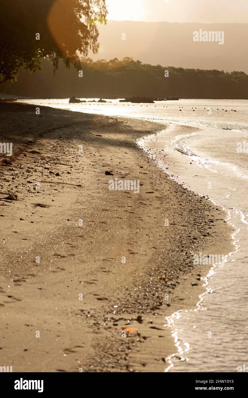 Matin sur une plage baignée par l'eau de l'océan Indien à Flic an Flac à Maurice. La baie de Tamarin se lave contre la rive sablonneuse. Banque D'Images