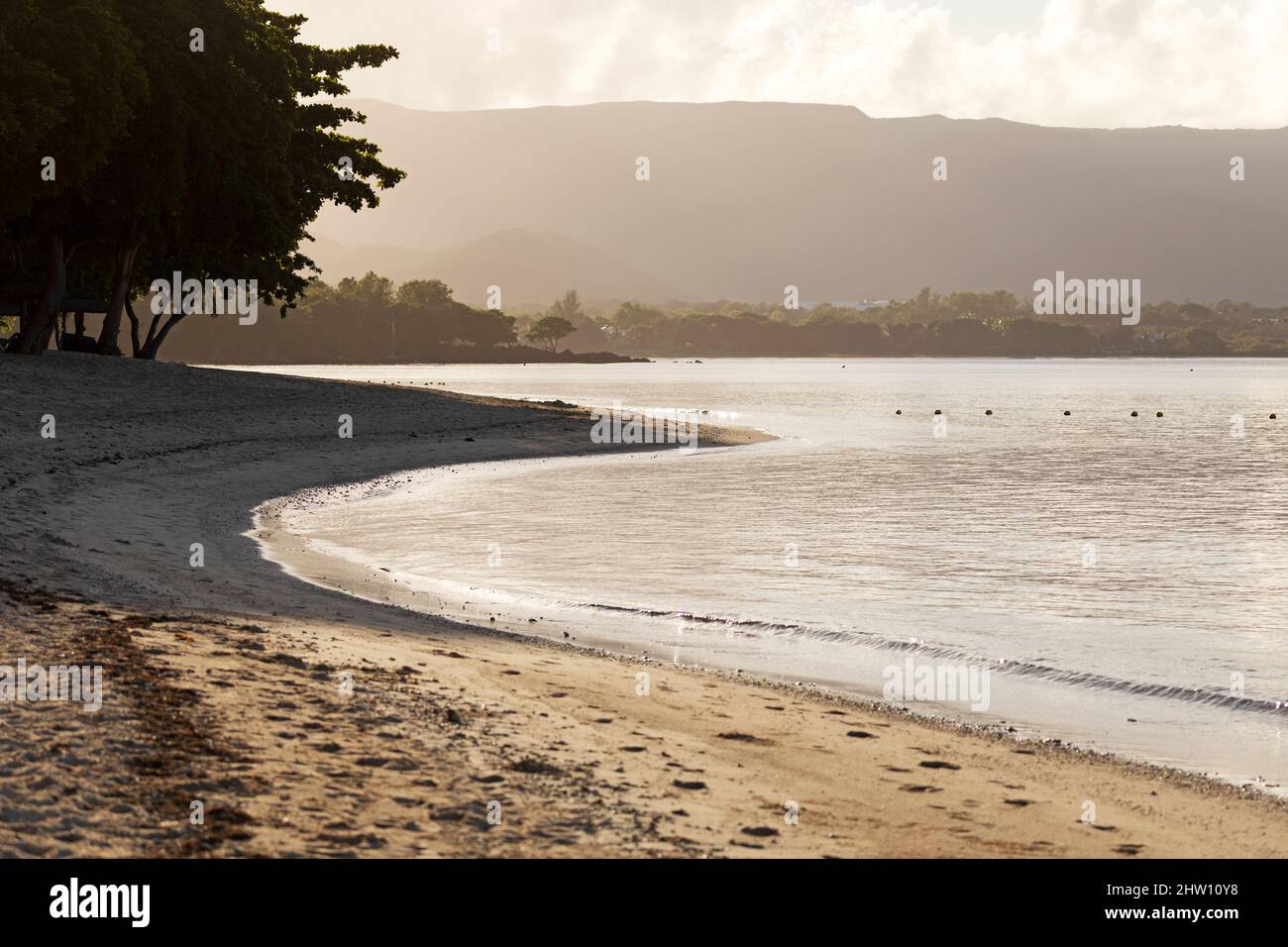 Plage lappée par l'eau de l'océan Indien à Flic an Flac à Maurice. La baie de Tamarin se lave contre la rive sablonneuse. Banque D'Images