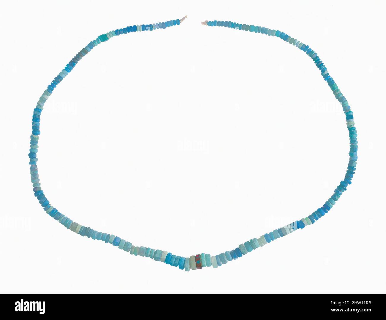 Art inspiré par String of Small Disk Beads, New Kingdom, Dynasty 18, ca. 1390–1353 av. J.-C., d'Égypte, haute-Égypte, Thèbes, Malqata, Palais d'Amenhotep III, S. magazines à W. (1910-11), 1910–12, Faience, L. 38 cm (14 15/16 po), Diam. 0,8 cm (5/16 po, œuvres classiques modernisées par Artotop avec une touche de modernité. Formes, couleur et valeur, impact visuel accrocheur sur l'art émotions par la liberté d'œuvres d'art d'une manière contemporaine. Un message intemporel qui cherche une nouvelle direction créative. Artistes qui se tournent vers le support numérique et créent le NFT Artotop Banque D'Images