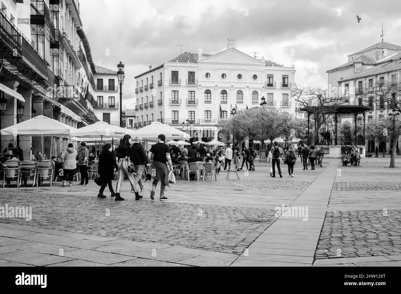 Vue sur le théâtre Juan Bravo de la Plaza Mayor à Segovia, Espagne, pendant une journée d'automne. Banque D'Images